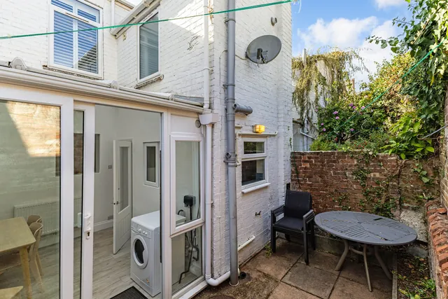 24 Hoopern Street — photo 2