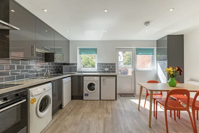 6 Springfield Road — photo 3